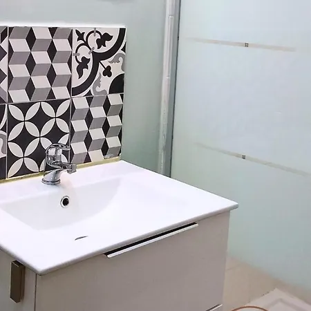 Les Eugenes, 아파트 *